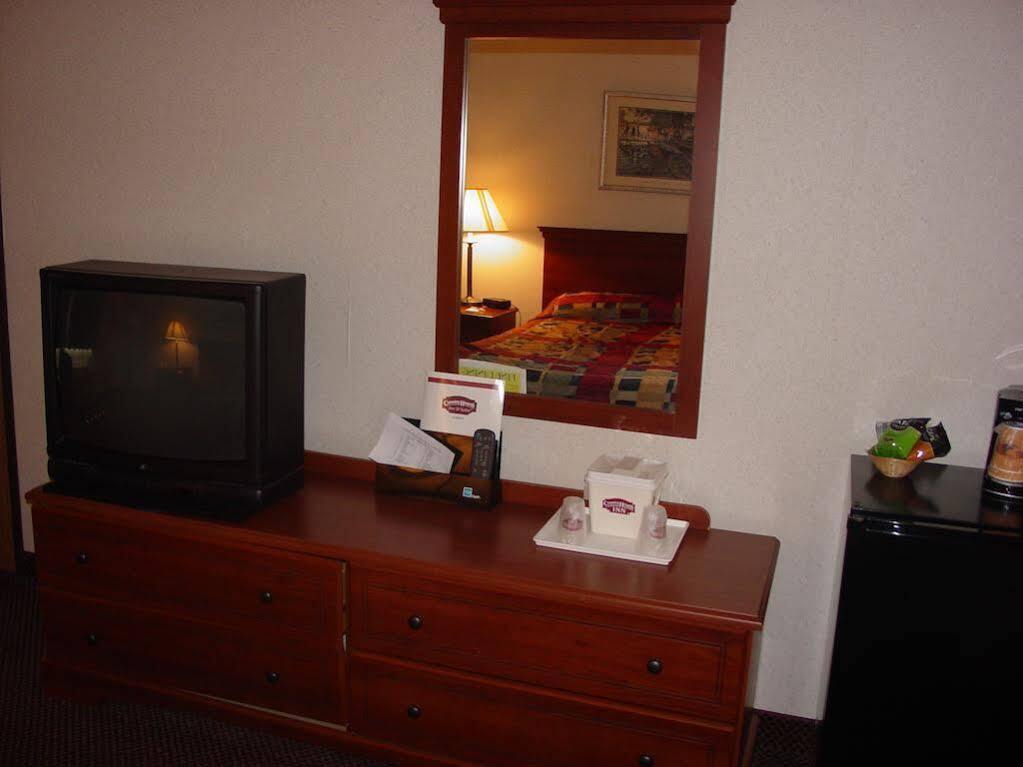 Lomira Inn And Suites Exteriör bild